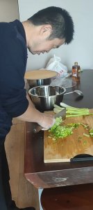 勤儉節約，別開生面，自己動手吃水餃！